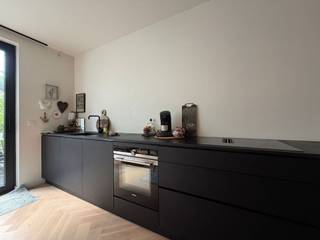 Modern éénslaapkamerappartement op de gelijkvloerse verdieping. Beschikt o.a. over tuintje met terras, autostaanplaats,...