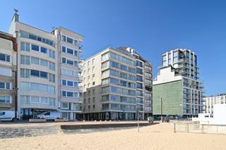 Appartement met frontaal zeezicht in hartje Zoute – op te frissen parel met potentieelDit ruime appartement van 115 m² bevindt zich op de vierde...