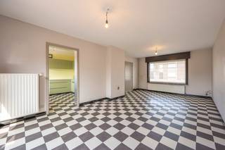 Zongerichte 3-slaapkamerwoning met inpandige garage en mooi aangelegde tuin op kindervriendelijke ligging nabij Gandhiplein. De woning geniet tevens ook van de nabijheid van het bruisende stadscentrum. Alle voorzieningen zoals winkels, openbaar vervoer, scholen, ... bevinden zich vlakbij.<br /><br />Indeling als volgt: Inkomhal, gastentoilet, lichtrijke leefruimte met aansluitende eetplaats, keuken met ontbijthoek, garage en carport.<br />1eV.: Nachthal, 3 slaapkamers, badkamer met ligbad met douchefunctie<br />2eV: Zolder<br />Aan de achterzijde van de woning bevindt zich een ruime tuin en terras en tuinhuis.<br /><br />Geen renovatieplicht, PVC ramen met dubbele beglazing, geïsoleerd dak, ... <br /><br />Voor meer informatie of een vrijblijvend bezoek, aarzel niet en bel Michiel op het nummer 0473 255 533.