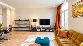Cet appartement branché d'environ 71 m² se trouve au deuxième étage de la résidence « The Banker », récemment rénovée. Les environs de la Belgiëlei constituent un quartier agréable et en plein essor, avec notamment la brasserie municipale De Koninck, le Pakt et le Groen Kwartier accessibles à pied. De plus, l’accessibilité est assurée grâce à la proximité des principaux axes routiers et des transports en commun, situés juste devant la porte.
Vous entrez dans le spacieux salon avec cuisine ouverte. La cuisinière à gaz SMEG attire sans aucun doute tous les regards. La cuisine est également équipée d’un lave-vaisselle, d’un réfrigérateur et d’un congélateur. Un débarras séparé est prévu avec un raccordement pour lave-linge et sèche-linge.
Depuis le couloir, vous accédez à la chambre située à l’arrière de l’appartement, au calme. Celle-ci dispose d’une salle de bains attenante magnifiquement aménagée, avec douche à l’italienne et lavabo. Des toilettes séparées sont prévues pour les invités.
Le jardin commun constitue une oasis de calme où il fait bon se détendre.
Une cave privée et une place dans le local à vélos commun sont déjà comprises dans le loyer.
Charges communes : 100 euros par mois.
Toutes les dépenses liées aux services publics (gaz, électricité et eau) sont à la charge du locataire.
Disponible à partir du 1er novembre 2026.