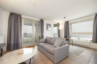 Op het Eilandje met uitzonderlijk zicht op de Schelde en de Stad ligt dit één-slaapkamerappartement. <br /><br />De leefruimte biedt door de hoekligging veel licht en mooie zichten op het MAS, de Stad en de Schelde. Een open keuken voorzien van alle comfort. <br />Het aanpalende terras is Zuid-Westelijk georiënteerd. <br />Het appartement beschikt over een ruime slaapkamer met zicht op de Schelde én een badkamer met bad/douche en wastafel. <br /><br />Een extra kelderberging is inbegrepen in de verkoopprijs. <br />Een autostaanplaats wordt bijkomend te koop aangeboden voor 45.000 euro.