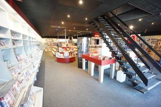 <p>GROOT HANDELSPAND gelegen langs de drukke GASTON ROELANDTSSTRAAT, met verschillende baanwinkels als Impermo, Lidl, Action, Hubo, Jysk,... Indeling: gelijkvloers van 288 m² en verdieping van 144 m², ruime parking voor het gebouw.<br />Uitstekende ZICHTLOCATIE! Hier valt uw zaak gegarandeerd op!</p>