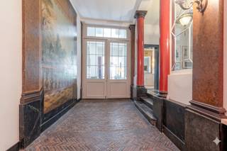 Ontdek dit magnifieke huis dat momenteel te koop wordt aangeboden, perfect gesitueerd in hartje Brussel. Dit unieke pand combineert historische charme met royale, hedendaagse ruimtes. De prachtige authentieke elementen zijn zorgvuldig bewaard gebleven, wat zorgt voor een ongeëvenaard karakter doorheen het hele huis. Wie dit indrukwekkende huis wil kopen, vindt hier een ware oase van rust dankzij de idyllische binnentuin en de uitstekende bereikbaarheid in de stad.De indeling van dit pand dat wij te koop aanbieden is uiterst ruimtelijk en logisch opgebouwd:Gelijkvloers: Een royale inkomhal die naadloos toegang biedt tot het afzonderlijke bureel, de ruime leefruimte en de keuken. Vanuit de leefgedeelten bereik je de binnentuin of patio, die op zijn beurt toegang verleent tot een ruim bijgebouw. Dit bijgebouw doet momenteel perfect dienst als atelierruimte.Eerste verdieping: Een nachthal die leidt naar drie volwaardige, ruime slaapkamers en een eerste comfortabele badkamer.Tweede verdieping: Een open ruimte met mogelijkheden voor twee tot drie extra slaapkamers en een tweede badkamer.Bestemming: WoningOnroerend goed ingeschreven op de bewaarlijst / beschermd / procedure tot inschrijving of bescherming lopende: neenVerkavelingsvergunning: neenOnroerend goed gelegen in een voorkooprechtperimeter: neenVoorkeurrecht voor de huurder: neen