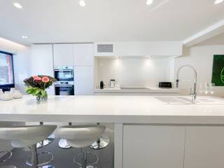 Appartement élégant et prêt à emménager avec une grande terrasse, situé à quelques pas de la mer.<br />L'appartement avec entrée privée est fini avec des matériaux de qualité.<br />Disposition: Cuisine ouverte entièrement équipée avec table à manger intégrée, offrant tout le confort. Salon convivial. Buanderie séparée prévue pour l'installation d'une machine à laver. Première chambre complète avec armoires encastrées. Dressing séparé. Salle de douche. Deuxième chambre complète avec armoires encastrées et une troisième chambre adjacente avec armoires encastrées. Salle de bains. Deux des trois chambres donnent sur la terrasse avec un espace de rangement à l'arrière. Faibles charges générales.<br />L'appartement est fortement recommandé en raison de sa finition, de son confort, de son emplacement,...