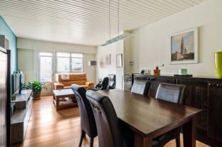 Gelegen aan de Confortalei 33 in Deurne, bevindt zich deze gezellige woning op een centrale en vlot bereikbare locatie. De buurt geniet van een vlotte bereikbaarheid, met winkels, scholen, openbaar vervoer en belangrijke invalswegen in de directe omgeving. Dankzij de praktische ligging woon je hier met alle voorzieningen binnen handbereik, terwijl je toch geniet van een aangename woonomgeving.<br /><br />Via de inkomhal kom je in de leefruimte, die een gezellige en huiselijke sfeer biedt en voldoende plaats heeft voor een zit- en eethoek.<br />Aansluitend bevindt zich de keuken, afgewerkt met klik-vinyl en uitgerust met een oven, koelkast, diepvries, dubbele spoelbak met verlek, 4-pits gasvuur en dampkap. De keuken biedt een praktische indeling en alle nodige comfort voor dagelijks gebruik.<br />De badkamer bevindt zich eveneens op het gelijkvloers en is voorzien van een tegelvloer, volledig betegelde wanden, inloopdouche, toilet, lavabo en handdoekradiator.<br /><br />Op de eerste verdieping bevinden zich 2 ruime slaapkamers van 17 m² en 13 m².<br /><br />Pluspunten:<br />+ Dak heel recent geïsoleerd en vernieuwd<br />+ Instapklaar<br />+ Rolluiken<br />+ Goede bereikbaarheid<br />+ Tuin aanwezig<br />+ Ruime kelder met polyvalente ruimte<br /><br />Benieuwd naar deze toffe woning? Contacteer ons voor een afspraak of meer info via 03 337 50 70 of info@vbvastgoed.be.