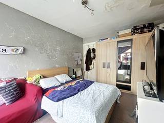 <p>We Invest heeft het genoegen u deze prachtige duplex voor te stellen, gelegen op de bovenste verdieping van een kleine mede-eigendom zonder lasten. Het gebouw geniet van een strategische ligging, in een rustige straat in het hart van Schaarbeek.<span></span></p>
<p>Op de 2de verdieping is het appartement als volgt ingedeeld: woonkamer, ouderlijke slaapkamer, dressing, eetkamer, kitchenette en doucheruimte.</p>
<p>Op de bovenverdieping vindt u drie slaapkamers, waarvan één met een kleine mezzanine. Mogelijkheid tot 4 slaapkamers of een mooie leefruimte en 3 slaapkamers op de verdieping.</p>
<p>Houd er rekening mee dat de woning enige opfrissingswerken en een herindeling van de ruimtes vereist. Elektriciteit dient in overeenstemming te worden gebracht.</p>
<p>EPB > G - CO2: 171 kg/(m².jaar) - 854 [kWhEP/(m².jaar)].</p>
<p>Desondanks blijft het potentieel enorm, zowel voor eigen bewoning als voor een investeringsproject.</p>
<p>Inlichtingen en bezoeken: maxime.l@weinvest.be | 02 315 77 22.</p>
<br />Elektrische installatie niet conform.<br /><br />Een opportuniteit die u snel moet ontdekken!