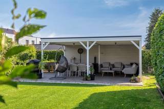 www.buissestraat17.beWelkom in Ruien, waar een ruime gezinswoning je verwelkomt in deze gezellige gemeente. Rustig gelegen op wandelafstand van het Kluisbos bevindt zich deze grote gezinswoning met een zee van ruimte. We komen binnen via de inkomhal die toegang biedt naar de leefruimte, bestaande uit salon en eetplaats, die via het groot schuifraam zowel zicht als toegang bieden naar het terras en zeer mooi aangelegde tuin. Op het gelijkvloers vinden we ook de open keuken, ingerichte met alle toestellen, comfort en eettafel voor 6 personen. De ideale plek om samen te ontbijten of aperitieven. Verder is er ook een badkamer met ligbad, inloopdouche, toilet en lavabomeubel, een technische berging bij de uitgang naar het terras, een zeer ruime, gerieflijke berging met wasplaats en een aparte bureau met toegang naar de kelder. Op de eerste verdieping komen we boven op een open gang met toegang naar maar liefst 3 ruime slaapkamers. Via de vaste trap komen op de compleet ingerichte en afgewerkte zolder. De huidige indeling bestaat uit een 4e slaapkamer, foto studio en fitness. Met deze balzaal kan je alle kanten uit! Buiten vinden we een gezellig terras met zicht op de tuin, een handige, groene tuinberging en een knus overdekt terras met lounge op het einde van de tuin. Deze halfopen woning biedt ook een handige zij-ingang via de rechterzijde. Wenst u meer informatie of een bezoek? Neem contact met Stein via 0468 41 38 48 of stein@immovercoutere.be