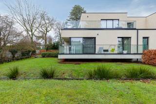 Ce magnifique appartement récent, situé au rez-de-chaussée d'un petit projet immobilier neuf au 48A Bronstraat à Dilbeek, offre une combinaison unique de tranquillité, de confort et d'excellente accessibilité. Situé dans une oasis de verdure et de calme dans un quartier résidentiel, vous bénéficiez ici d'une intimité maximale, tandis que le centre et les principales voies d'accès se trouvent à proximité.

En entrant dans l'appartement, vous arrivez dans un hall d'entrée soigné avec des placards pratiques qui offrent un espace de rangement supplémentaire. Le salon est lumineux et spacieux et s'intègre parfaitement à la cuisine hyper équipée, qui dispose d'appareils électroménagers de haute qualité et d'un espace de travail et de rangement suffisant, idéal pour ceux qui aiment cuisiner et apprécient le confort.

L'appartement dispose de deux belles chambres à coucher qui respirent le calme et la convivialité. Il y a également des toilettes séparées pour les invités et une salle de bains élégante avec une douche à l'italienne moderne. Le débarras pratique complète le tout et offre de la place pour une machine à laver, un sèche-linge et un espace de rangement supplémentaire.

La terrasse spacieuse et l'agréable jardin privé, qui sont directement accessibles depuis l'appartement, constituent un atout indéniable.
À acheter : place de parking souterraine à 35 000 € et cave privée à 9 000 €.

L'appartement dispose également de panneaux solaires, ce qui réduit la consommation d'énergie à presque rien.

Vente sous droits d'enregistrement !!!

En bref, cet appartement est le logement idéal pour ceux qui recherchent le confort moderne dans un environnement résidentiel calme, bénéficiant d'un excellent emplacement à proximité du centre-ville et des principaux axes routiers.

Plus d'informations ou visite : Michael@immoaccenta.be