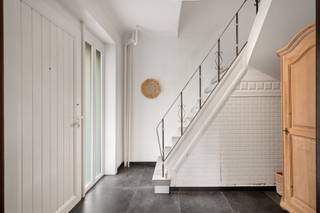 <p><strong>Instapklare, gerenoveerde villa met landelijke charme op hoekperceel en uitstekende ligging</strong></p>
<p>Ontdek deze karaktervolle, gerenoveerde villa met een warme landelijke uitstraling, gelegen op een mooi hoekperceel. De woning geniet van een vlotte verbinding naar Heist-op-den-Berg, Hulshout, Westmeerbeek en omliggende gemeentes.</p>
<p>Bij aankomst word je verwelkomd via een charmante oprit met houten poort, die toegang biedt tot de stijlvolle inkomhal. Hier vind je meteen een praktische vestiaire en de trap naar de bovenverdieping.</p>
<p>De gezellige leefruimte straalt warmte en charme uit dankzij de visgraat parketvloer en pelletkachel. Grote raampartijen zorgen voor een mooie lichtinval en bieden uitzicht op de tuin. Aansluitend ligt de volledig ingerichte keuken, uitgerust met moderne toestellen en voldoende opbergruimte.</p>
<p>Op de eerste verdieping bevindt zich een recent vernieuwde badkamer met lavabomeubel en ligbad. Daarnaast zijn er drie ruime slaapkamers, waarvan één met een aparte dressing. De volledige bovenverdieping werd recent voorzien van nieuwe elektriciteit en een nieuwe vloerafwerking.</p>
<p>De woning beschikt over een ruime ondergrondse garage met plaats voor twee wagens én extra bergruimte.</p>
<p>Buiten geniet je van een aangenaam terras, een grote tuin met tuinhuis en tuinberging. Het perceel is volledig omheind en afsluitbaar via poorten aan beide opritten.</p>
<p>In 2018 werd de verwarmingsinstallatie volledig vernieuwd en voorzien van een energiezuinige condensatieketel.</p>
<p><strong>Samengevat</strong>: een instapklare villa met ruime tuin, karaktervolle afwerking en uitstekende ligging. Ideaal voor wie op zoek is naar rust, comfort én bereikbaarheid.</p>