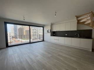 <p><span>Omschrijving</span></p><p><span>Welkom in dit prachtige, modern appartement gelegen in het charmante Blankenberge. Dit aantrekkelijke woonpand biedt u een perfecte combinatie van comfort, stijl en een ideale ligging aan zee.</span></p><p><span> </span></p><p><span>Het appartement beschikt over twee ruime slaapkamers, ideaal voor wie extra ruimte wenst. De indeling is praktisch en efficiënt, met goed afgebakende ruimtes die een aangename woonervaring garanderen. Beide slaapkamers zijn voorzien van raampartijen die natuurlijk licht binnenlaten en u een aangenaam zicht geven.</span></p><p><span> </span></p><p><span>De moderne open keuken is geïntegreerd in de woonruimte en beschikt over een praktische eilanduitvoering. Dit creëert een gezellige en functionele ruimte waar koken en samenzijn samen kunnen gaan. Het grote woongebied biedt voldoende ruimte voor ontspanning en ontvangst van gasten.</span></p><p><span> </span></p><p><span>Het badkamerarrangement is contemporary uitgewerkt met moderne tegels, een inloopdouche met glazen afscheiding en stijlvolle sanitaire voorzieningen. Daarnaast is er ook een apart toilet, wat extra gemak biedt.</span></p><p><span> </span></p><p><span>Een hoogtepunt van dit appartement is het ruime balkon met panoramisch uitzicht over Blankenberge. Dit buitenruimte is ideaal voor het genieten van zeelucht en biedt u een perfecte plek om tot rust te komen.</span></p><p><span>Zonnepanelen, warmtepomp, vloerverwarming en regenwater zijn aanwezig.</span></p><p><span>€ 50.00 Maandelijkse kosten.</span></p>