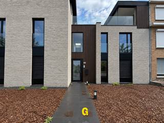 GELIEVE UITSLUITEND TE REAGEREN VIA MIJN HUURPROFIEL: https://immogoffin.mijnhuurprofiel.be/property/f7448b5f-246f-4453-ae46-9e8764cfed3d<br />Dit aantrekkelijk afgewerkt nieuwbouwappartement is gelegen op de eerste verdieping in residentie Ter Hoeven, langs de Waterstraat ter hoogte van nummer 68. <br /><br />Op slechts enkele honderden meters treft men het centrum van Munsterbilzen, met alle dagelijkse voorzieningen zoals de supermarkt, de bakker, de slager en de apotheker,.. Op vier kilometer of negen minuutjes rijden komt men in het centrum van Bilzen. Rijdt men in de andere richting, bereikt men het centrum van Genk na een veertiental minuten. <br /><br />Het appartement werd aantrekkelijk ingericht, zeer degelijk afgewerkt en volledig netjes geschilderd. Overal werd gezorgd voor passende verlichtingsarmaturen, gordijnen en in de slaapkamers elektrisch bedienbare rolluiken. De geschikte huurder zal hier goed ontvangen worden en zich snel kunnen thuis voelen, zonder al onmiddellijk deze kosten te moeten maken. <br /><br />Zeer energiezuinig en duurzaam appartement: verwarming met warmtepomp/vloerverwarming - driedubbele beglazing - 4 zonnepanelen met individuele omvormer<br /><br />INDELING/OMSCHRIJVING: <br /><br />-gemeenschappelijke inkomhal met lift en trap<br />-hal met gastentoilet en glazen deur naar de leefruimte<br />-royale leefruimte met veel lichtinval en toegang tot het terras<br />-degelijk afgewerkte keuken met eiland, oven, combi-oven, kookplaat, vaatwasser, frigo en diepvries<br />-ruim terras<br />-handige berging met technische ruimte en voorzieningen voor wasplaats<br />-nachthal<br />-eerste ruime slaapkamer (elektrisch bedienbare rolluiken)<br />-tweede slaapkamer (elektrisch bedienbare rolluiken)<br />-badkamer met grote inloopdouche<br /><br />Inbegrepen in de huurprijs is nog een standplaats en een ruime kelderberging in de ondergrondse verdieping.<br /><br />Huurprijs te verhogen met 55 euro maandelijkse provisie in de gemeenschappelijke kosten