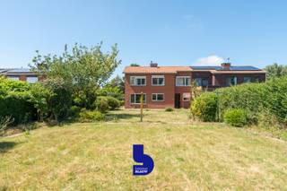 Bent u op zoek naar een ruime gezinswoning met een prachtige, zonnige tuin en tal van mogelijkheden? Dan is deze halfopen bebouwing in het gegeerde Stene Dorp absoluut een bezoek waard.<br /><br />De woning bevindt zich in een rustige, residentiële verkaveling aan de stadsrand, met een uitstekende bereikbaarheid. Scholen, winkels, het winkelcentrum en de autosnelweg bevinden zich op korte afstand, waardoor u geniet van een ideale combinatie van rust en comfort.<br /><br />Bij aankomst wordt u verwelkomd door een eigen oprit en een garage. Binnen geniet u van een ruime, lichtrijke woonkamer met aansluitend de keuken. Wie houdt van een moderne, open leefruimte kan de keuken eenvoudig integreren in de leefruimte, waardoor een breed en prachtig zicht op de tuin ontstaat. Bovendien biedt het perceel nog uitbreidingsmogelijkheden voor wie extra woonruimte wenst te creëren.<br /><br />De absolute blikvanger van deze woning is zonder twijfel de fenomenale tuin. Hier geniet u in alle rust en privacy, zonder inkijk. Een zeldzame troef voor wie houdt van buitenleven, tuinieren of ontspannen met familie en vrienden.<br /><br />Op de verdieping bevinden zich maar liefst vijf volwaardige slaapkamers en een ruime badkamer. Daarnaast beschikt de woning over een praktische zolder, ideaal als extra bergruimte of met potentieel voor verdere inrichting.<br />Als extra pluspunt is de woning uitgerust met twee regenwaterputten van 3.000 en 10.000 liter.<br /><br />Kortom, een ruime gezinswoning met een unieke tuin, veel potentieel en een uitstekende ligging in een van de meest gegeerde woonwijken van Stene. Mis deze kans niet en plan vandaag nog uw bezoek!