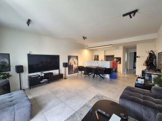Bezoeken kunnen niet telefonisch ingepland worden, huurprofiel is verplicht: klik op BEZOEK AANVRAGEN via de volgende link: en maak een huurprofiel aan. Je zal een uitnodiging krijgen voor het bezoekmoment op woensdag 07/10 tussen 18u en 18u30.<br /><br />Ben je op zoek naar een stijlvol en modern appartement met 2 slaapkamers vlakbij het centrum van Gent? Zoek niet verder! Wij bieden u een schitterend nieuwbouw appartement aan, perfect gelegen en uitgerust met alle comfort die u zich maar kunt wensen. <br /><br />Indeling: <br />- Woonkamer met volledig uitgeruste open keuken<br />- 2 slaapkamers <br />- Badkamer met ligbad<br />- Berging<br />- Aparte wasplaats <br />- Apart toilet<br />- 2 terrassen <br /><br />Bijzonderheden:<br />- Nieuwbouw <br />- Kelderberging<br />- Energiezuinig (EPC A)<br />- Beschikbaar vanaf 01/11/2026<br />- Afgewerkt met hoogwaardige materialen <br />- Ideale locatie: winkels, restaurants, openbaar vervoer, scholen en ontspanning op wandelafstand <br /><br />De gemeenschappelijke kosten bedragen 75 euro/maand. <br /><br />Wenst u meer informatie of komt u graag een kijkje nemen? Aarzel dan zeker niet om ons te contacteren. <br /><br />Bij Albert kom je thuis!