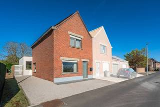 Deze totaal vernieuwde woning (2017) in Geluveld biedt niet alleen binnen alle comfort, maar beschikt ook over een leuke, sfeervolle tuin. Dankzij...