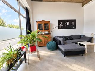 Bent u op zoek naar een unieke woonervaring in het centrum van Aalst?<br />Deze instapklare en hedendaagse 1-slaapkamerloft biedt privacy en comfort op wandelafstand van het bruisende stadscentrum.<br /><br />🏡 Kenmerken van de loft :<br />* Kwalitatief afgewerkt appartement <br />* Volledig ingerichte keuken<br />* Lichtrijke leefruimte<br />* Ruime fietsenberging op de binnenkoer van de residentie<br /><br />📍 Toplocatie :<br />Gelegen in centrum Aalst, residentiële buurt met scholen, winkels en horeca op wandelafstand. Perfecte verbinding met het openbaar vervoer en de belangrijkste invals- en autosnelwegen.<br /><br />📅 Beschikbaar :<br />Vanaf 1/11/2026. Grijp deze kans om te wonen in een woning die stijl, comfort en energiezuinigheid combineert.<br /><br />📩 Interesse :<br />Neem vandaag nog contact met Sabrina bij Immo Bia (0470/03.31.39 of sabrina@immobia.be)