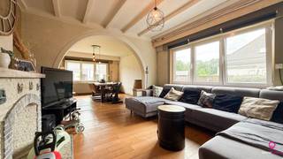 <p>Bij ImmoFusion 7/7 “open huis” : klik op onze 3D-TOUR.<br />Ervaar vastgoed alsof je er zelf doorloopt!</p>
<p><br />Op een boogscheut van het groene karakter van Koersel en het geliefde Koersel Kapelleke vinden we deze verrassend ruime woning terug op een perceel van maar liefst 10 are. Dankzij de perceelbreedte van ongeveer 22 meter en een gevelbreedte van 7 meter geniet u hier van een aangenaam open gevoel en tal van mogelijkheden.</p>
<p>De woning beschikt over een bewoonbare oppervlakte van circa 175 m² en combineert comfort, ruimte en een uitstekende energieprestatie. Met een EPC-label B en aanwezige zonnepanelen bent u bovendien verzekerd van een energiezuinige woonst.</p>
<p>Bij het betreden van de woning komen we terecht in de leefruimte met aansluitende eetplaats en keuken. Deze ruimtes kunnen naar eigen smaak nog verder opgefrist worden, waardoor u de mogelijkheid krijgt om het gelijkvloers volledig naar uw wensen af te werken. Verder bevinden zich op het gelijkvloers een aparte gastentoilet, een praktische berging en een gezellige veranda met zicht op de tuin.</p>
<p>Op de verdieping treffen we twee ruime slaapkamers aan die reeds netjes en volledig afgewerkt zijn. Ook de badkamer is instapklaar en uitgerust met een ligbad, douche en toilet. Via een vaste trap bereiken we de volledig afgewerkte zolderruimte, die perfect kan dienen als extra slaapkamer, hobbyruimte of bureau.</p>
<p>Absolute troef: vergunde garage van 125 m²</p>
<p>Een uitzonderlijk pluspunt van dit eigendom is zonder twijfel de volledig nieuw gebouwde en vergunde garage van circa 125 m², gerealiseerd in 2015-2016. Deze multifunctionele ruimte beschikt over een grote sectionale poort en biedt tal van mogelijkheden voor zelfstandigen, hobbyisten, verzamelaars of wie nood heeft aan een ruime werkplaats, opslagruimte of extra parkeergelegenheid.</p>
<p>Buitenruimte</p>
<p>Het perceel is volledig omheind en afgesloten met een toegangspoort, wat zorgt voor extra privacy en veiligheid. De ruime tuin biedt voldoende plaats voor kinderen, huisdieren en ontspanning.<br /><br />Troeven op een rij<br />- Perceel van ca. 10 are<br />- Bewoonbare oppervlakte van ca. 175 m²<br />- Breed perceel van ca. 22 meter<br />- EPC-label B<br />- Zonnepanelen aanwezig<br />- Drie ruime afgewerkte slaapkamers<br />- Volledig afgewerkte badkamer met bad, douche en toilet<br />- Afgewerkte zolder bereikbaar via vaste trap<br />- Aparte gastentoilet, berging en veranda<br />- Gelijkvloers nog naar eigen smaak op te frissen<br />- Volledig omheind perceel met poort<br />- Vergunde nieuwbouwgarage van 125 m² (2015-2016)<br /><br />Maatregelen opgenomen in het Maatregelenregister: nee</p>
<ul></ul>
<p>Een ideale opportuniteit voor wie op zoek is naar een grotendeels instapklare woning met uitzonderlijk veel ruimte en een unieke garage die tal van mogelijkheden biedt. Deze eigendom combineert wonen, werken en hobby's op één locatie. Een bezoek zal u meteen overtuigen.</p>