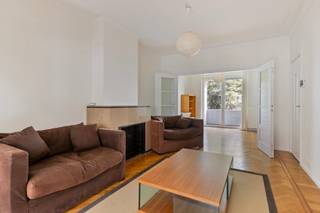 Discover this bright and spacious duplex apartment located on the second floor of a small building in a quiet and green neighborhood of Auderghem...