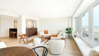 EXCLUSIEF TE KOOP: Luxueus 3-kamer appartement met brede gevel en een waanzinnig zeezicht in het zoute (6m65 gevelbreedte). <br /><br />Ideaal gelegen op de Zeedijk tussen het Lichttorenplein en Albertplein. <br /><br />Indeling: Ruime en lichtrijke living met eethoek, volledig uitgeruste open keuken, 2 grote slaapkamers met gedeelde douchekamer. Master met prachtige badkamer. Terras achteraan. <br />Het appartement is voorzien van zowel een terras vooraan als een zonneterras achteraan. <br />1 appartement per verdieping. Inclusief privatieve berging en gemeenschappelijke fietsenberging en afvalberging in het gebouw. <br /><br />EPC 164 kWh/m²/jaar - UC 20181230-0002121063-1