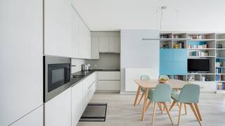 Ontdek dit lichtrijk hoekappartement met ruim zonneterras op de derde verdieping in de standingvolle Residentie Promenade, gelegen in het rustige en groene Duinenwater. Tot in de kleinste details afgewerkt, perfect onderhouden en voorzien van alle hedendaags comfort, biedt dit recent, energiezuinig dakappartement een unieke kans op de vastgoedmarkt in Knokke. <br /><br />Indeling:<br />inkomhal met vestiaire, aangename leefruimte met volledig uitgeruste keuken, zonneterras, nachthal met praktische berging/wasplaats, 2 slaapkamers met ingemaakte kasten, badkamer. <br /><br />Individuele kelderberging. Goed toegankelijke fietsenstalling en vuilnislokaal. <br /><br />Mogelijkheid tot parking in de residentie.<br /><br />Duinenwater is de afgelopen jaren uitgegroeid tot een nieuw stadsdeel van Knokke-Heist. Hier woont u in alle rust, terwijl u tegelijkertijd profiteert van de nabijheid van de Zeedijk, het strand en het bruisende commerciële centrum, die allemaal op wandelafstand liggen. Bovendien zijn alle denkbare voorzieningen direct beschikbaar in de wijk.<br /><br />Bezoeken? Graag na afspraak met Avantimmo op het nummer 050 62 50 55