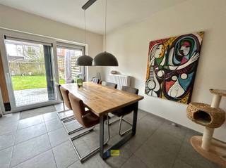 Zeer goed gelegen BEN woning (2018) met 4 slaapkamers en 2 badkamers, ingerichte keuken, bergruimte, inpandige garage, 3 toiletten, terras en tuin...