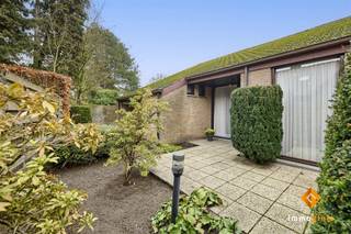 Deze zéér ruime woning met 5 slaapkamers is gelegen op een mooi perceel van 17a82ca in een rustige omgeving. Indeling gelijkvloers: inkomhal, apart...