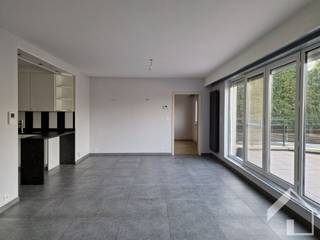 <p><span>Ontdek dit uitstekend onderhouden appartement, rustig gelegen op de eerste verdieping aan de achterzijde van het gebouw, ver weg van de straatzijde. Hier geniet u van alle comfort in een aangename en stille omgeving.</span></p><p><span>Bij het binnenkomen betreedt u de inkomhal met gastentoilet en een praktische berging/technische ruimte. Via een glazen deur komt u in de lichtrijke leefruimte. Aan de rechterzijde bevindt zich een polyvalente kamer, ideaal als slaapkamer of bureau, voorzien van ingemaakte kasten. Centraal ligt de volledig ingerichte keuken, terwijl aan de linkerzijde de ruime master bedroom met ingemaakte kasten toegang biedt tot de verzorgde badkamer, uitgerust met een lavabo, toilet en inloopdouche.</span></p><p><span>Als extra troef beschikt het appartement over een prachtig ruim terras aan de achterzijde, waar u in alle rust kunt genieten.</span></p><p><span>Een vaste autostaanplaats is inbegrepen in de prijs. De gemeenschappelijke kosten bedragen slechts 50 per maand.</span></p><p><span> </span></p><p><span>Bent u op zoek naar een instapklaar appartement op een rustige ligging? Aarzel dan niet en plan vandaag nog uw bezoek. Contacteer ons voor meer informatie of een bezichtiging ter plaatse. Wij helpen u graag verder!</span></p>