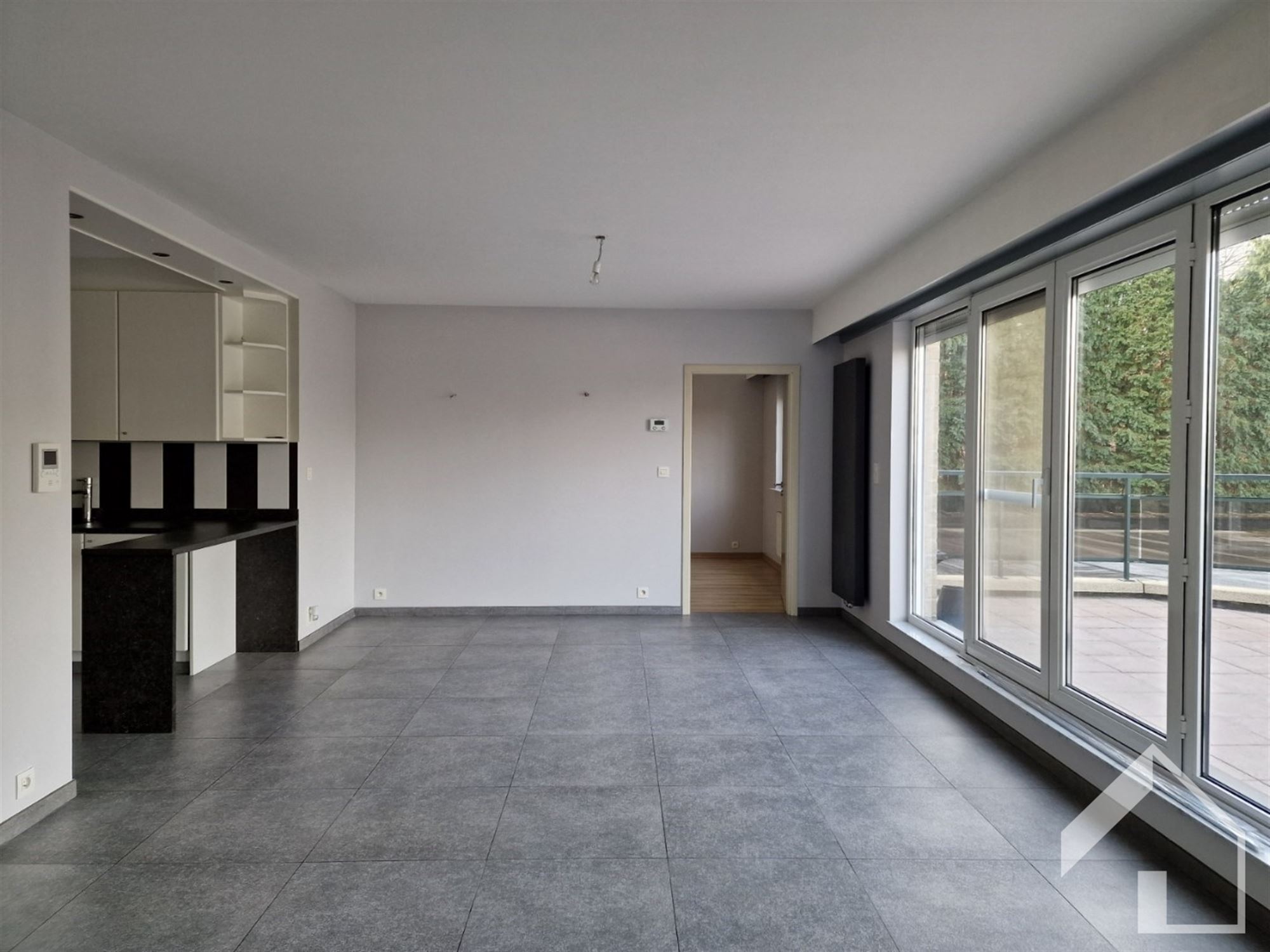 Recent gerenoveerd appartement met 2 slpk, prachtig terras en autostaanplaats - foto 2