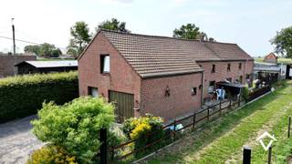 Bent u op zoek naar een te renoveren woning in Koekelare met veel potentieel? Dan is deze halfopen bebouwing misschien wel uw ideale renovatieproject.<br /><br />De woning geniet van een rustige, landelijke ligging, op wandelafstand van het centrum van Koekelare, winkels, scholen en grootwarenhuizen. Ook de verbinding naar Moere en de omliggende gemeenten is uitstekend.<br /><br />De indeling is als volgt:<br />Via de zij-ingang komt u binnen in de inkomhal, die toegang verleent tot de gezellige leefruimte, de badkamer met lavabomeubel, douche en toilet, en de lichtrijke keuken met aangenaam zicht op de straat.<br /><br />Op de eerste verdieping bevinden zich twee volwaardige slaapkamers en een derde kamer, ideaal als bureau, dressing of kinderkamer.<br /><br />Daarnaast beschikt de woning over een inpandige garage, bereikbaar via de buitenzijde.<br /><br />Deze woning vormt de perfecte basis voor wie zijn eigen droomwoning wil creëren. Dankzij de gunstige ligging, de praktische indeling en de vele renovatiemogelijkheden is dit een interessante opportuniteit voor zowel starters, investeerders als handige doe-het-zelvers.<br /><br />Troeven:<br />- Rustige en landelijke ligging<br />- Op wandelafstand van centrum, winkels en voorzieningen<br />- Halfopen bebouwing<br />- 2 volwaardige slaapkamers + extra kamer<br />- Inpandige garage<br />- Veel renovatiepotentieel<br />- Vlotte bereikbaarheid richting Moere en omliggende gemeenten<br /><br />Interesse? Neem vandaag nog contact op met ons en plan uw bezoek. Ontdek zelf de mogelijkheden die deze woning te bieden heeft!