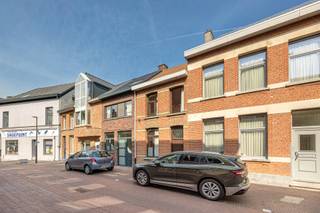 <p>Ben je op zoek naar een charmante woning op een uitstekende locatie, waar je meteen in kan trekken maar ook nog je eigen stempel op kan drukken? Deze gezellige gezinswoning in een rustige straat in het hart van Kontich biedt het beste van twee werelden: een instapklare basis boordevol karakter én het potentieel om het aan te passen aan jouw eigen smaak!</p><p></p><p><strong>Troeven van deze woning:</strong></p><ul><li><p><strong>Prime locatie:</strong> Gelegen in een fijne, rustige straat vlak bij het centrum van Kontich, winkels, scholen en openbaar vervoer.</p></li><li><p><strong>Karaktervolle elementen:</strong> Sfeervolle bakstenen accentmuren, authentieke houten plafonds en veel natuurlijk licht dankzij het grote lichtdak in de leefruimte.</p></li><li><p><strong>Ruime leefruimte:</strong> Gezellige zithoek met ingemaakte kastenwand en aansluitend een open eetplaats.</p></li><li><p><strong>Functionele keuken:</strong> Praktisch ingerichte keuken met direct zicht op en toegang tot de gezellige stadstuin.</p></li><li><p><strong>2 Volwaardige slaapkamers:</strong> Ruime en lichtrijke slaapkamers met ingemaakte kasten.</p></li><li><p><strong>Onderhoudsvriendelijke koer/tuin met gezellig bijgebouw:</strong> Een fijne buitenruimte uitgerust met een ingebouwde barbecue/haard en een veelzijdig tuinhuis/bijgebouw (ideaal als hobbyruimte, atelier of extra berging).</p></li><li><p><strong>Instapklaar met opfrispotentieel:</strong> Meteen bewoonbaar, maar de perfecte canvas voor wie graag stapsgewijs wil moderniseren.</p></li></ul><p><strong>Indeling:</strong></p><ul><li><p><strong>Gelijkvloers:</strong> Inkomhal met authentieke bakstenen muur. Slaapkamer aan de straatkant. Een ruime en lichtrijke leefruimte met eetplaats en zithoek. De aangrenzende keuken biedt alle nodige voorzieningen en geeft rechtstreeks toegang tot de zonnige buitenruimte.</p></li><li><p><strong>Eerste verdieping:</strong> Aangename, ruime hoofdslaapkamer met mooie houten vloer en ingemaakte kasten. Badkamer voorzien van een lavabomeubel, toilet en ligbad/douche combinatie.</p></li><li><p><strong>Zolder: </strong>Handige bergruimte.</p></li><li><p><strong>Buitenruimte:</strong> Een gezellige en onderhoudsvriendelijke stadstuin/terras waar je in alle privacy kan genieten. Uitgerust met een ingebouwde buitengrill/BBQ en een ruim houten tuinhuis/bijgebouw achteraan dat tal van mogelijkheden biedt!</p></li></ul><p><strong>Interesse?</strong></p><p>Laat deze kans niet aan je voorbijgaan! Neem vandaag nog contact met ons op voor een bezoek ter plaatse en ontdek zelf het potentieel van deze fijne woning.</p>