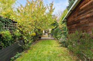 Ben je op zoek naar een knap gerenoveerde en energiezuinige (label A) woning met een verzorgde aangelegde tuin in het centrum van Leuven ?  Dan is dit een unieke kans !  Het gelijkvloers omvat een grote open leefruimte in parketvloer, een volledig ingerichte keuken met eiland en een aparte berging/wasplaats aan de voorzijde.  De tuin werd mooi aangelegd met 2 terrassen, kleine vijver en achteraan een nieuwe serre en een fietsenberging.  Op de 1e en 2de verdieping bevinden zich 3 grote slaapkamers en een volledig ingerichte badkamer met zicht op de tuin.  In de kelderverdieping heb je voldoende berging, een cv-ruimte, een thuisbatterij en de omvormer voor de 14 zonnepanelen.  Deze leveren een vermogen van 5600 WP.    Elektriciteit is conform - EPC label A - onmiddellijk beschikbaar !  Ligging op wandelafstand van het centrum en nabij winkels, scholen en Stadspark !<br />Voor meer info of bezoek kan u me bereiken op 0477284876 of vincent@immojanstas.be.  Bijkomende info (EPC, asbestattest, vastgoedinfo, ... ) kan U hieronder downloaden ↓