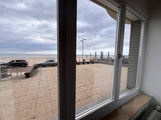 Recent vernieuwd appartement van ongeveer 120 M2 gelegen in de mooie dijkresidentie ' Montana.<br />Het gebouw heeft reeds een totale gevelrenovatie ondergaan en beschikt over een gemeenschappelijk fietsenlokaal aan de achterzijde van het gebouw.<br />Asbestvrij en elektriciteit is conform.<br />Bestaande uit enorm ruime living met frontaal zeezicht, geïntegreerde speelhoek voor de (klein)kindjes, moderne keuken voorzien van alle toestellen, drie slaapkamers waarvan 1 momenteel is ingericht als apart salon met TV en kastenwanden.<br />Twee toiletten waarvan 1 in de moderne badkamer met lavabomeubel en inloopdouche. <br />Aparte ruimte met volledige kastenwand, 1 ingewerkte deur geeft toegang tot het tweede toilet.<br />Bovendien zijn er 2 slaapkamers achteraan waarvan 1 met zongericht terras.<br />Twee ruime kelders voor oa fietsen, strandgerief, etc. Er is zelfs 1 kelder van 20m2!<br />Rolstoeltoegankelijk via de grote terrasdeur vanuit de living.