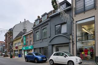 in een winkelstraat van centrum Ninove kan u dit handelspand met woonst terugvinden. Met een gevelbreedte van 10,5m en een totale...