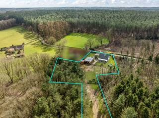 Genieten van een prachtig uitzicht over de groene omgeving, waar privacy en rust centraal staan? Dat is hier mogelijk!Deze woning is zeer rustig...
