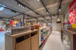 <p><strong><span>WHAT’S NEXT? Jouw concept op deze absolute toplocatie?</span></strong></p>
<p><span>Deze toplocatie in Blankenberge is klaar voor een nieuw hoofdstuk. De voorbije jaren was hier de succesvolle Escape-winkel gevestigd. Nu gaan de deuren dicht en komt deze uitzonderlijke commerciële locatie vrij voor een volgend sterk concept.</span></p>
<p><span>Met maar liefst </span>ca. 430 m² oppervlakte, waarvan ongeveer 310 m² winkelruimte en 120 m² opslag, biedt dit pand bijzonder veel mogelijkheden. De gevelbreedte van ca. 8,2 meter<span> zorgt voor maximale visibiliteit en een sterke commerciële uitstraling.</span></p>
<p><span>En de locatie? Die spreekt voor zich. Midden in het commerciële hart van Blankenberge, in één van de belangrijkste winkelstraten en omringd door winkels, horeca en een constante stroom van bewoners, dagjestoeristen en vakantiegangers.</span></p>
<p>Interieur? Fashion? Lifestyle? Decoratie? Foodconcept? Of iets wat Blankenberge nog niet kent?<span> Hier krijg je de ruimte én de locatie om van jouw idee een echte blikvanger te maken.</span></p>
<p><span>Extra troef is de praktische </span>leveringsmogelijkheid via de achterzijde in de Hoogstraat.</p>
<p>What’s next?<br /><span>Wie maakt van Kerkstraat 22 opnieuw een absolute commerciële topper?<br />Huurprijs: 95.000EUR/jr</span><span></span></p>
<p><span>Benieuwd naar de mogelijkheden? Contacteer Tinne voor meer informatie of een bezoek ter plaatse.</span></p>