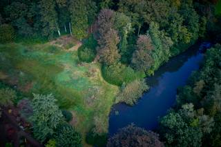1 van de laatste 2 stukken bouwgrond van het domein "Kasteel ter Borght"<br /><br />De grond was al sinds de 17e eeuw een deel van het domein van het kasteel ter Borght. Het heeft dan ook een mooie oude bomenopstand en grenst aan een waterloop. Men heeft de mogelijkheid tot het realiseren van een prachtige domeinvilla.<br /><br />Breedte van het perceel 132 meter<br />Diepte 120 meter.<br />Totale oppervlakte van ca. 12.586m²<br />Desgewenst kan een tweede stuk bijgekocht worden van 12.586m².<br />Bouwvoorschiften: info op kantoor<br />Er werd een bouwvergunning afgeleverd voor het bouwen van een hedendaagse villa in moderen bouwstijl.