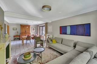 KARAKTERVOLLE WONING OP 41,73 ARE TE OPGLABBEEK<br /><br />Deze ruime woning is gelegen tegen natuurgebied op 1 kilometer van het centrum van Opglabbeek. Bijgevolg zijn het centrum van Opglabbeek met haar voorzieningen zoals scholen, winkels en restaurants vlot bereikbaar. Bovendien ligt het natuurgebied "de Duinengordel" met haar wandelpaden en ruiternetwerk in je achtertuin waardoor deze woning een buitenkans is voor de natuur- en paardenliefhebber.<br /><br />Het huis is voorzien van 16 zonnepanelen (16 x 235 kWh) met groenestroomcertificaten (330 euro/1.000 kWh), het dak en de spouwmuur van de hoofdbouw zijn geïsoleerd, er zijn overal pvc ramen met dubbele beglazing en grotendeels automatische rolluiken voorzien. Alsnog valt de woning onder renovatieverplichting binnen de 6 jaar na aankoop. Om het EPC- peil naar het gewenste D-label om te vormen zijn er verschillende opties zoals bijvoorbeeld het dak extra isoleren of de verouderde stookolieketel vervangen door een warmtepomp of aardgasketel. Op onze website kan u een renovatierapport downloaden waar u een idee kan krijgen van de kosten die nodig zijn om het D-label te behalen.<br /><br />Gelijkvloers beschikt u over een ruim leefgedeelte van bijna 50 m² bestaande uit een gezellige living met eetplaats en zithoek met ingebouwde houthaard. Aanpalend is er een goed uitgeruste keuken geïnstalleerd. Van hieruit heeft u toegang tot het naastgelegen, deels overdekte terras met een gunstige, zuidelijke zonoriëntatie.<br /><br />Voorts zijn er een inkomhal, een gastentoilet, een wasplaats, achterinkom, een bureau en een badkamer ter beschikking in de hoofdbouw. Ook zijn er nog 2 ruime garages, een serre en een ruime werkplaats van 56 m² gelegen in de tuinzone. De eerste verdieping heeft op haar beurt 3 slaapkamers, een overloop en een toilet te bieden. Extra bergruimte is voorhanden op de zolder en in de kelderverdieping.<br /><br />De woning is gelegen op een ruim perceel van 41,73 are, ideaal voor het houden van dieren. Bovendien kan er gezien de ligging in agrarisch gebied nooit langs de woning gebouwd worden waardoor uw privacy gegarandeerd blijft.<br /><br />Enkele TROEVEN van deze woning opgelijst:<br /><br />+ Perceel 41,73 are<br />+ 16 zonnepanelen met groenestroomcertificaten<br />+ Dubbele beglazing + automatische rolluiken<br />+ Dak + spouw hoofdbouw geïsoleerd<br />+ Mooie ligging tegen natuurgebied<br />+ Ruime loods 56 m² + 2 ruime garages<br />+ Veel privacy / geen directe buren<br />+ Betonnen tussenvloeren<br /><br />Kortom, een uitzonderlijk aanbod voor wie op zoek is naar een degelijke woning met veel privacy op een ruim perceel. Meer info? Contacteer Maarten Delbroek via maarten@vestio.com of bel naar 0471/034804.<br />
