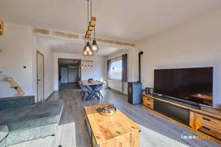<p><span>Deze deels gerenoveerde woning met 3 slaapkamers is gelegen op een perceel van 4a80ca, in een rustige buurt. </span></p><p><span> </span></p><p><span>Indeling gelijkvloers:</span><span> inkom, woonkamer, keuken, badkamer met bad en douche, veranda, voorraadkelder.</span></p><p><span> </span></p><p><span>Indeling verdiep:</span><span> nachthal, 3 slaapkamers. </span></p><p><span> </span></p><p><span>De onderhoudsvriendelijke tuin is voorzien van een garage en tuinberging.</span></p><p><span> </span></p><p><span>Recente renovaties:</span></p><ul><li><span>Dak + isolatie</span></li><li><span>Elektriciteit (conform AREI)</span></li><li><span>Vloeren</span></li><li><span>Keuken</span></li><li><span>Badkamer</span></li></ul><p><span> </span></p><p><span>Troeven:</span></p><ul><li><span>Recente renovaties</span></li><li><span>3 slaapkamers</span></li><li><span>Ruime woonkamer</span></li><li><span>Veel lichtinval </span></li><li><span>Zéér ruime keuken</span></li><li><span>Badkamer met bad én douche</span></li><li><span>Rustige ligging</span></li></ul><p><span> </span></p><p><span> </span></p>