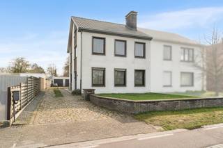 Deze halfopen bebouwing in Eeklo biedt een unieke kans voor wie op zoek is naar ruimte en de mogelijkheid om een woning volledig naar eigen smaak...