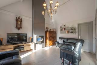 Deze instapklare en gemeubelde vakantiewoning is gelegen in het aangename Park Zeewind 1 te Bredene, op korte afstand van het openbaar vervoer, winkels, het strand en de zee.<br /><br />Het domein biedt tal van recreatieve faciliteiten, waaronder een verwarmd zwembad, tennisbanen, een voetbalveld en verschillende speelpleinen. Bovendien beschikt de woning over een private, zuidgerichte tuin met tuinberging en een eigen parkeerplaats op het domein.<br /><br />Op het gelijkvloers bevindt zich de inkomhal, een gezellige woonkamer met eetplaats en een aansluitende, volledig geïnstalleerde open keuken met praktische berging. Verder zijn er een apart toilet, een badkamer uitgerust met ligbad/douche en wastafel, en een eerste slaapkamer. Op de eerste verdieping bevindt zich de nachthal met ingemaakte kasten, evenals de tweede slaapkamer.<br /><br />Zonnepanelen en thuisbatterij aanwezig. Verwarming op elektriciteit. Conforme keuring. Asbest-veilig woning.<br /><br />Dankzij de praktische indeling, de zonnige tuin en de vele faciliteiten op het domein vormt deze vakantiewoning de ideale uitvalsbasis om volop te genieten van een ontspannen verblijf aan de Belgische kust. Geen domicilie mogelijk.<br /><br />Renovatieplicht van toepassing.<br /><br />Voor meer informatie of een bezoek ter plaatse aarzel niet en bel Gaëlle op het nummer 0479 17 17 17