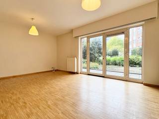 In de Europese wijk, vlakbij het Luxemburgplein en het Meeusplein, op de gelijkvloers van een recent gebouw, bieden we dit prachtige appartement...