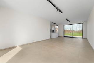 Te huur: moderne en luxueus afgewerkte halfopen woning in Wielsbeke met grote tuin.Deze nieuwbouw combineert een energiezuinig ontwerp (EPC-label A)...