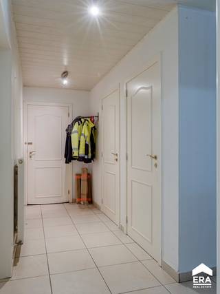 <p>Ruim en gelijkvloers appartement met 2 slaapkamers, garage en groot terras/tuin, gelegen in het centrum van Lommel.</p>

<p><strong>Troeven:</strong></p>

<ul><li>Ruim terras/tuin met zonneluifel. (West-georiënteerd);</li><li>Goed onderhouden;</li><li>Inpandige garage met automatische poort;</li><li>Vernieuwde badkamer;</li></ul>

<p>Indeling: Inkomhal, toilet, garage, slaapkamer 1, badkamer, berging, woonkamer, keuken, slaapkamer 2, terras/tuin.</p>