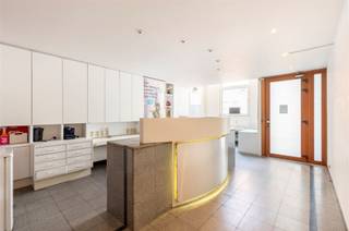 Dit ruim kantoorgebouw is gelegen in een rustige straat aan het Groen Kwartier, op een boogscheut van Berchem Station. Het gebouw bestaat uit een...