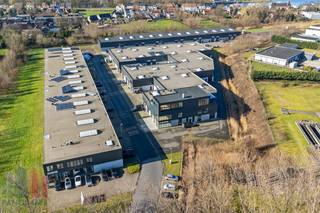 Deze bedrijfsruimte omvat een magazijnruimte van 256 m² waarvan 45 m² mezzanine. Het magazijn is uitgerust met een polybetonvloer, lichtstraat...