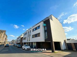 Vous souhaitez nous rendre visite ? Cela est possible UNIQUEMENT sur rendez-vous via notre site web personnel.(Disponible 24h/24 et 7j/7 tant que les réservations ne sont pas complètes) Via le bouton : « Prendre rendez-vous ». Il n'est pas possible de réserver par téléphone ou via des sites web externes.Appartement neuf idéalement situé au cœur de Merchtem, à distance de marche des commerces, des transports en commun et de toutes les commodités.L’appartement offre une finition moderne et de qualité, avec un séjour lumineux, deux chambres à coucher complètes et tout le confort contemporain. Grâce au chauffage par le sol, vous bénéficiez d’un climat intérieur agréable tout au long de l’année.Atouts supplémentaires : un emplacement de parking privatif, un local à vélos commun et un espace déchets commun pratique.Caractéristiques :- Situation centrale à Merchtem- Emplacement de parking (inclus dans le prix)- Chauffage par le sol- Parlophone- Local à vélos commun- Garantie locative de 3 mois- L'armoire de la chambre reste en place