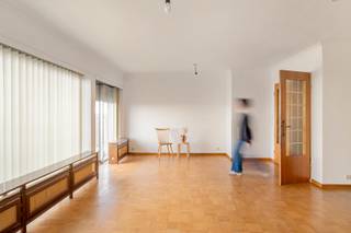 <p><strong>De Borsbeeksebrug is zo’n plek waar buurten in elkaar overvloeien. Hier zit je tenslotte boenk tussen Antwerpen, Berchem, Deurne en Borgerhout, met horeca om de hoek, parken binnen handbereik, winkels op wandelafstand en ’t Stad vlot bereikbaar met de fiets of het openbaar vervoer. Een warme, levendige buurt waar altijd iets gebeurt, maar waar je ook perfect je eigen cocon kan creëren. En op de elfde verdieping van dit gebouw wacht geen afgewerkt plaatje, maar iets veel interessanters: een appartement dat vraagt om visie, lef en véél goesting om er iets van te maken. Kom binnen…</strong></p><p></p><p><strong>Binnenkomen met plannen in het hoofd</strong><br />De inkomhal verwelkomt je met een ingemaakte vestiairekast en zet meteen de toon: dit is een appartement waar je kan beginnen tekenen. In de nachthal bevindt zich een apart toilet met handenwasser. De indeling is logisch en helder, wat het renoveren extra dankbaar maakt.</p><p></p><p><strong>Leefruimte als blanco canvas</strong><br />De leefruimte is vandaag al ruim en licht, maar vooral een vertrekpunt. De keuken bevindt zich momenteel in een aparte ruimte, wat meteen mogelijkheden opent voor wie droomt van open wonen. Hier kan je de leefruimte en keuken samenbrengen tot één groot geheel, met zicht op de stad en ruimte om te ademen. Het blokjesparket geeft alvast een mooie basis om verder op te bouwen.</p><p></p><p><strong>Twee slaapkamers, tal van opties</strong><br />Via de nachthal bereik je de twee slaapkamers. Eén slaapkamer geeft rechtstreeks toegang tot het terras, wat deze ruimte perfect maakt als master bedroom of rustige werkplek. Ook hier geldt: de indeling zit goed, de afwerking wacht op een nieuwe eigenaar met ideeën.</p><p></p><p><strong>Badkamer om opnieuw uit te vinden</strong><br />De badkamer is toe aan een volledige opfrissing en vormt daarmee een belangrijk onderdeel van het renovatieverhaal. Een ruimte waar je volledig je eigen stempel kan drukken. Losstaand bad, iemand?</p><p></p><p><strong>Buitenruimte die mee evolueert</strong><br />Het terras is bereikbaar vanuit de leefruimte, de keuken én één van de slaapkamers. Een zeldzame troef die je perfect kan integreren in het geheel. Een plek om even uit te waaien, te genieten van het uitzicht en het resultaat van je werk te voelen.</p><p></p><p><strong>Een gebouw dat al meewerkte</strong><br />Hoewel het appartement zelf te renoveren is, staat het gebouw stevig in zijn schoenen. De gevel en terrassen werden reeds geïsoleerd en gerenoveerd, en ook de elektriciteit in het appartement is conform. Er is een privatieve kelderberging inbegrepen en wie wil &amp; een bovengrondse autostaanplaats is bij aan te kopen voor €12.500, bereikbaar via een parking met slagboom. Tof!</p><p></p><p><strong>Voor wie graag iets creëert</strong><br />Met 90 m², twee slaapkamers, een terras en een ligging op de elfde verdieping is dit een project voor mensen die kansen zien waar anderen werk zien. Handige Harry's, renovatieliefhebbers en creatieve koppen: hier kan je iets helemaal eigen neerzetten, midden in een buurt die leeft.</p><p></p><p><strong>Verliefd? <u>Info@ugly.be</u></strong></p><p></p><p></p>