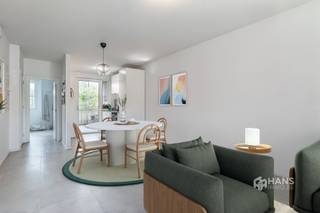<p><span>Energiezuinig appartement (53 m²) met 1 slaapkamer en terras (5 m²) in Berchem.</span></p><p><span> </span></p><p><span>Dit appartement ligt in een rustige, gezellige buurt op wandelafstand van Berchem-station. Ideaal voor pendelaars dankzij het ruime aanbod aan openbaar vervoer en Velo-stations in de omgeving. Ook de snelweg bereik je in een mum van tijd. Hier woon je rustig, met de stad vlakbij.</span></p><p><span> </span></p><p><span>Het appartement bevindt zich op de eerst verdieping van een kleinschalig gebouw met 5 wooneenheden, elk voorzien van aparte meters voor gas, water en elektriciteit. Het gebouw dateert van 2019 en met een EPC-score A (E28) is het appartement bijna-energieneutraal (BEN). De vaste kosten bedragen slechts €25/maand.</span></p><p><span> </span></p><p><span>De leefruimte met open keukenhoek (28 m²) vormt het hart van het appartement en geeft toegang tot het zuid-georiënteerde terras (5 m²). De slaapkamer (11 m²) bevindt zich aan de rustige achterzijde. Verder zijn er een aparte berging (2 m²) en een badkamer (4 m²) met douche, toilet en lavabomeubel. Dankzij de onderhoudsvriendelijke tegelvloer die doorloopt in alle ruimtes oogt het geheel strak en uniform.</span></p><p><span> </span></p><p><span>Ben je op zoek naar een ideaal startersappartement. Mis deze kans niet! Bewoonbare opp. 53 m² ref.: bruto vloeropp. Voor meer info of een gratis schatting surf naar www.hansimmo.be</span></p><p><span> </span></p><p><span> </span></p>