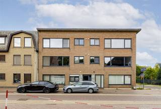 Zeer licht en tof 2 tot 3-slaapkamer appartement met terrasje in het centrum van Vremde. Gelegen op de 1ste verdieping van een klein en...