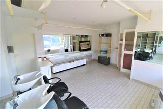 Commerce À VENDRE à AsseCe commerce est situé au rez-de-chaussée et offre une superficie d’environ 42 m². Il était précédemment exploité comme salon...