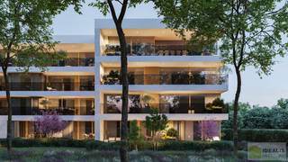 Wonen op hoog niveau krijgt hier een nieuwe betekenis. Dit penthouse combineert een doordachte indeling met licht, ruimte en buitenbeleving.<br />De toon wordt meteen gezet in de luxe inkomhal, waar dubbele glazen steenlook deuren een stijlvolle doorkijk bieden naar de leefruimte en een gevoel van klasse creëren.<br />De 3 meter hoge plafonds versterken overal het gevoel van openheid en maken dat de leefruimtes baden in licht. Het hart van de woning is de ruime leefkeuken met centraal kookeiland, open en verbonden met de royale eetruimte. Dankzij de brede glaspartijen vloeien binnen en buiten moeiteloos in elkaar over. De living is royaal opgezet en vormt samen met de eetruimte een lichte en comfortabele plek voor ontspanning en samenzijn. Via grote schuiframen stapt u rechtstreeks het zonnige overdekte  terras van 60 m² op, georiënteerd op de namiddag- en avondzon, ideaal voor loungen, buiten dineren en lange zomeravonden.<br />De master suite biedt ultiem comfort met een royale slaapkamer, ruime dressing en een luxueuze badkamer met ligbad, inloopdouche, dubbele wastafel en apart toilet. De tweede slaapkamer, eveneens ruimte voor een inbouw dressing, beschikt over een tweede ensuite badkamer met inloopdouche en wastafel, perfect voor gasten of familie.<br />Naast de slaapkamers en leefruimtes is er een grote berging, discreet ingewerkt in de indeling, die extra praktisch comfort biedt en een apart luxe gastentoilet met ruimte voor een inbouwmeubel.<br />Met zijn uitzonderlijke plafondhoogte van 3 meter, slimme indeling en overvloed aan licht vormt dit penthouse een unieke balans tussen elegantie, klasse en buitenruimte. Een thuis dat elke dag aanvoelt als een verblijf in luxe.<br /><br />Grondaandeel: €91.200 + 12% (€10.944) registratierechten<br />Constructie: €568.620 + 21% (€119.410,2) BTW<br />Totaal €790.174,20<br />*Incl. 1 ondergrondse staanplaats met 1 ondergrondse berging.<br /> 
